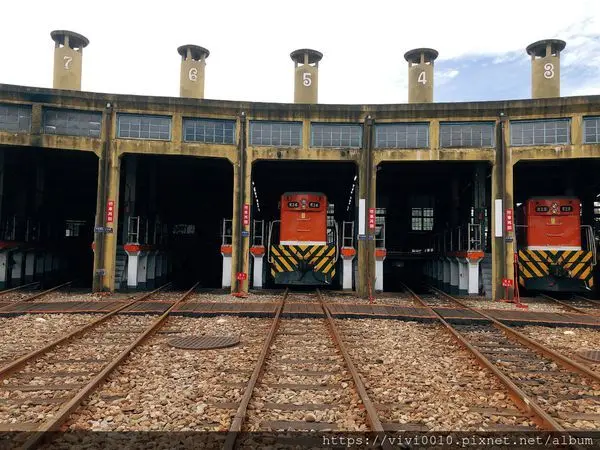 圓圓家出去玩-<彰化景點>湯瑪士的提茅斯機房跑到現實生活中來了，全台唯一還在運轉<百年扇形車庫>火車控必訪