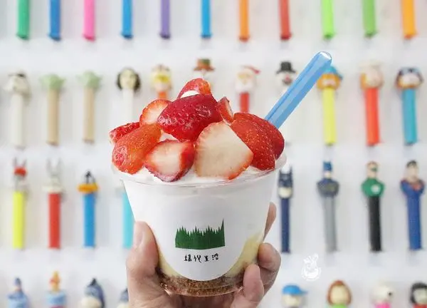 【彰化。美食】端倪生活 // 彰化車站旁的文青老宅咖啡店，黑糖珍珠鮮奶、白玉抹茶鮮奶還有季節限定的草莓聖代