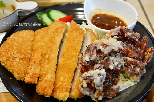 主餐份量不容小覷，酥炸軟殼蟹很特別、迷人可口的冰淇淋金磚：光蠟樹喫茶館