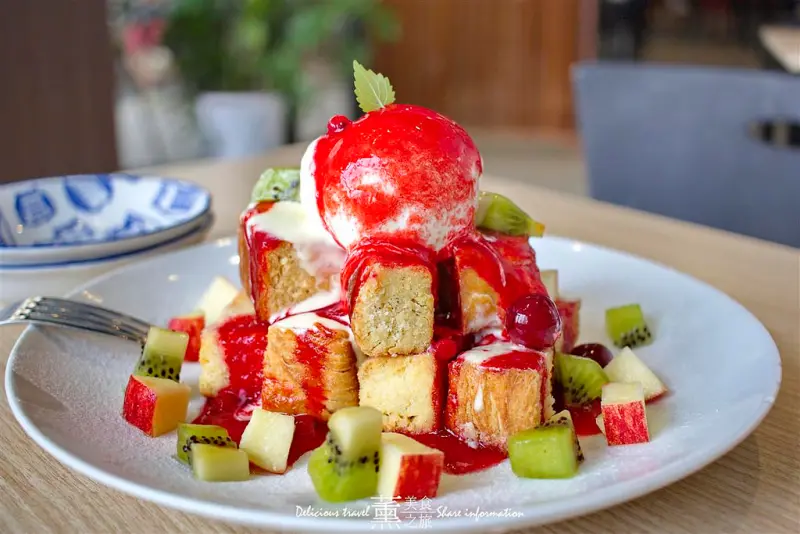 「台中-北屯區」光蠟樹喫茶館，台中大坑美食，酥炸豬排、軟殼蟹，貴婦級丹麥金磚，複合式餐飲、聊天、聚餐、公司聚餐。免費WIFI