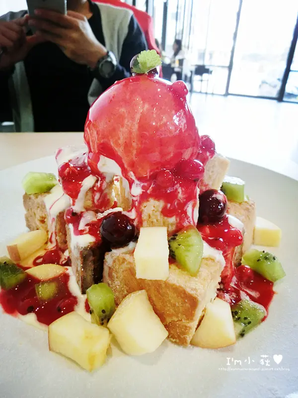 光蠟樹喫茶館。超特別酥炸軟殼蟹!超吸睛蜜糖吐司金磚!茶飲│咖啡│鬆餅│鍋物│簡餐│日式定食!台中東山路大坑美食!