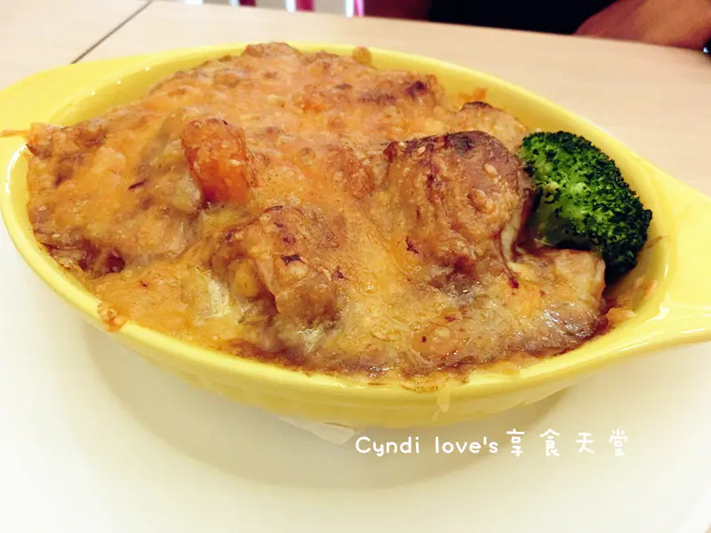 美食▶台中西屯區│簡單日子。濃郁焗烤咖哩飯、健康養生澎派三明治、包了培根起司餡的鬆餅，與可愛大熊一起享用簡單又美味的料理吧!!!﹝平價咖啡廳、輕食鬆餅下午茶﹞