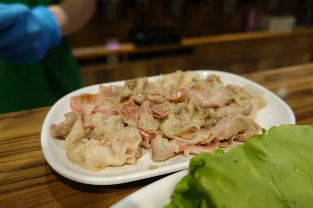 (胖樺食記)西門町超推薦平價美食「旺角石頭火鍋」/沙茶醬是大亮點/完整菜單/萬華必吃/捷運北門站三重高CP值排隊店/單人火鍋