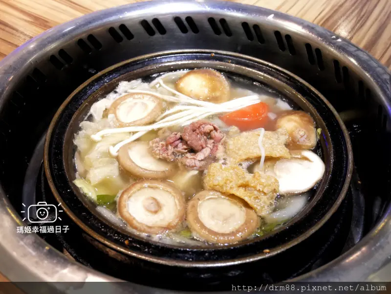 旺角迷你石頭火鍋 西門店，冬天就是要吃這一鍋，炒過的牛肉鍋爆香，一人一鍋超過癮，台北北門旁＠瑪姬幸福過日子