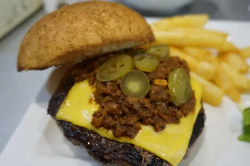 『南投。埔里』比豆起司美式廚房║ 美式餐廳。誘人大漢堡-紮實肉餡搭濃郁起司~揪希拉!