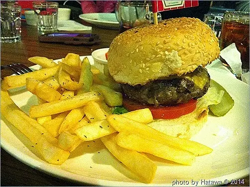 
【享食】台北淡水 ▣ 蕃茄醬美式風味餐廳 ☞ 漢堡排短小精幹肉汁不輸人!!
