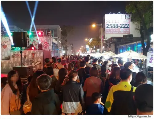 海安路街道美術館12/22~23 聖誕市集，第一天人潮就擠爆！！