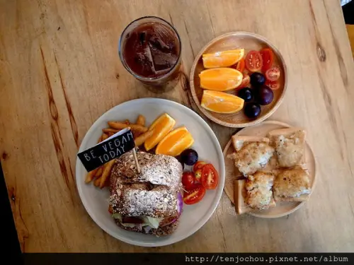 花花，甲飽沒【台北食記】文山區-動物誌 掛有彩虹旗的蔬食店