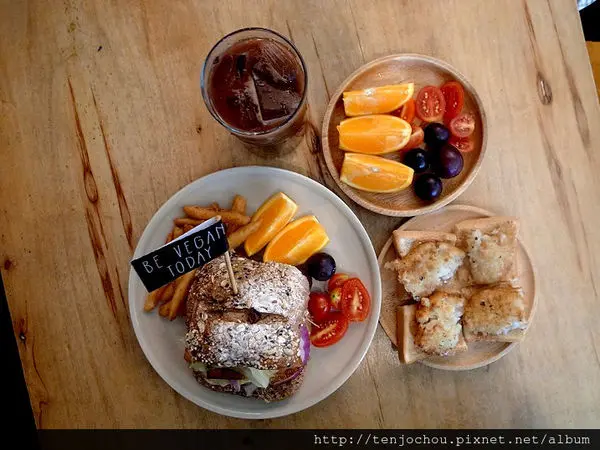 花花，甲飽沒【台北食記】文山區-動物誌 掛有彩虹旗的蔬食店