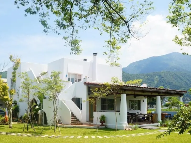 南投埔里優質民宿推薦+來微笑58愛貓民宿放鬆度假，藍天綠草白建築，平日入住享有迎賓下午茶+翌日活力早餐 - 老莫 Say台南