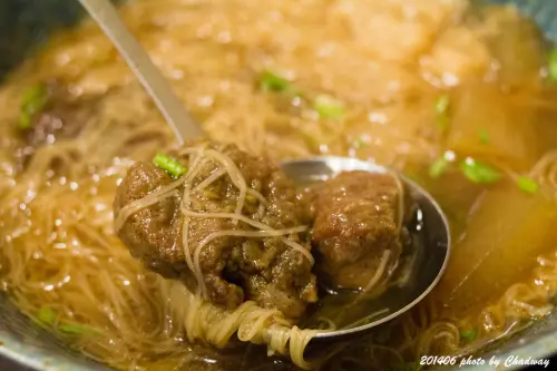 台北西門町‧何家排骨酥湯(雞絲麵與排骨酥的結合，令人無法抗拒!!)