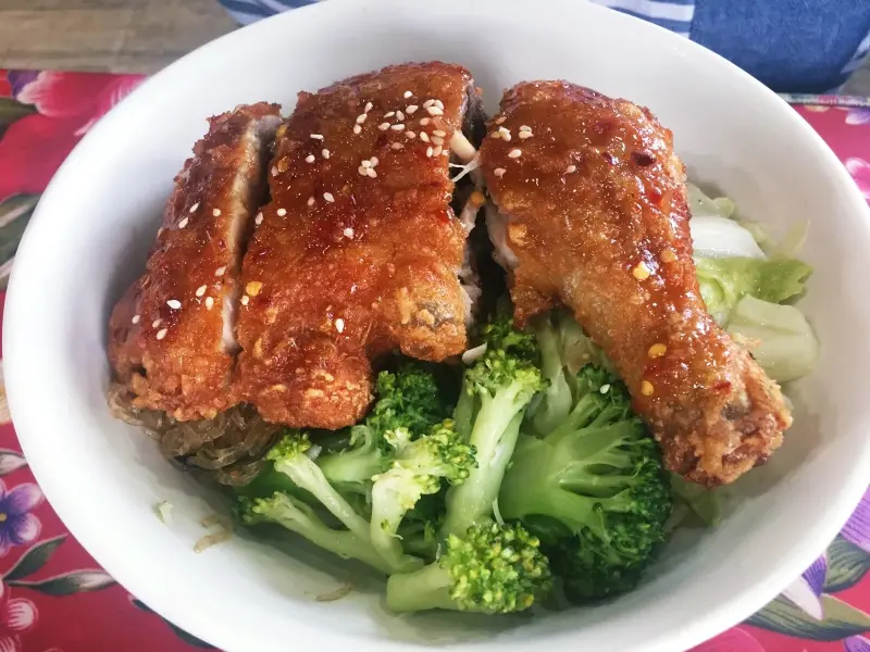 *宜蘭頭城*老街懷舊食堂，椒麻雞腿飯/當歸湯/天霸王滷肉飯，滿滿的濃厚古早味!