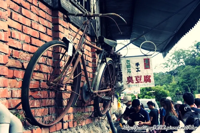 食記 ☞ 苗栗/三義鄉 ▍老鐵馬手工老吳臭豆腐 ▍大排長龍~ 說什麼也要吃到的「在地小吃」!!!