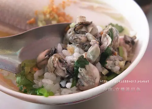 【台南市】南區。府城小吃。「京華虱目魚」現殺鮮魚，魚骨熬湯。湯頭甘甜，鮮味虱目魚肚粥