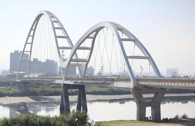 新北。新莊。橫跨兩岸的優雅曲線 / 新月橋