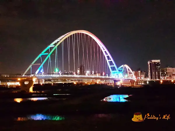 【新北旅遊】連接板橋與新莊的七彩景觀橋《新月橋》天空步道/廟街夜市