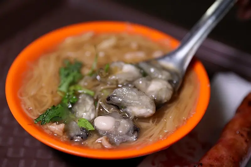 在地飄香34年!生意好到開分店的超夯麵線，搭配現烤香腸更過癮