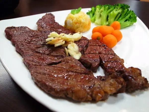 嚴選美國CHOICE等級牛肉~平價牛排佼佼者~鐵牛原味碳烤牛排(邀約)              