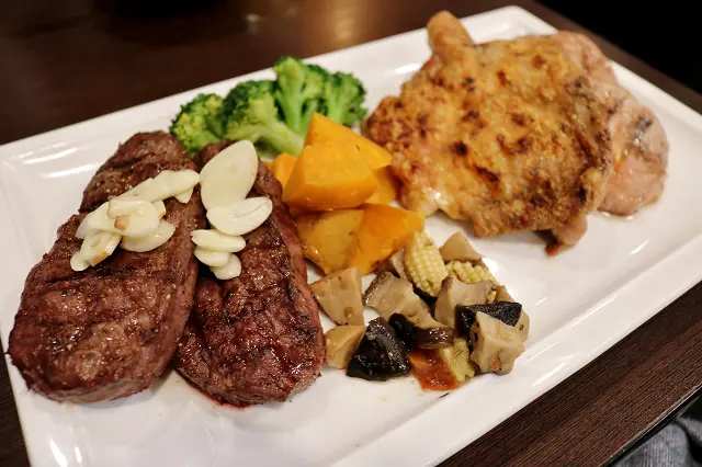 【台北美食】鐵牛原味碳烤牛排-『板橋站』大份量平價牛排