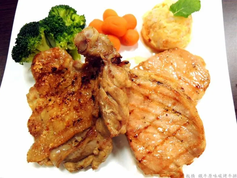 板橋站 鐵牛原味炭烤牛排 櫻桃鴨超肥嫩有油花 雙拼雞腿排雞皮誘人 黃金豬排怎麼可以這麼柔軟有肉汁 不收一成價格實惠 鐵牛牛排 外帶 鴨肉 雞腿排 牛小排 碳烤 美食 