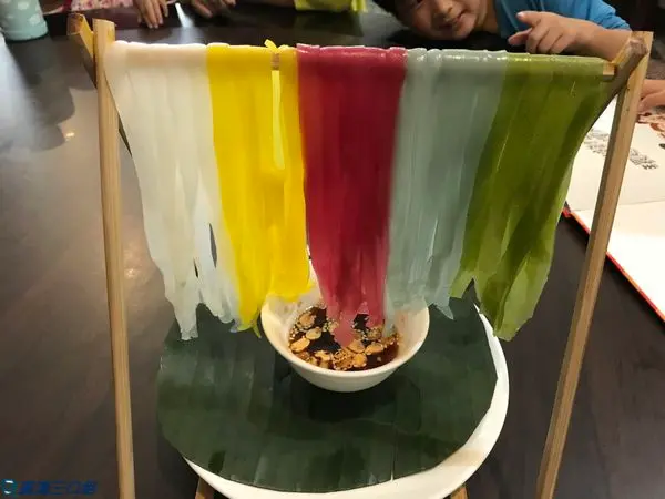 【食記】高雄美濃_軒味屋@咦 彩虹怎麼跑到餐桌上頭啦!