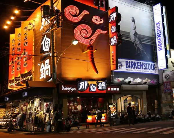 【台中。那個鍋】獨特湯頭.真材實料，愛吃辣的朋友有福了