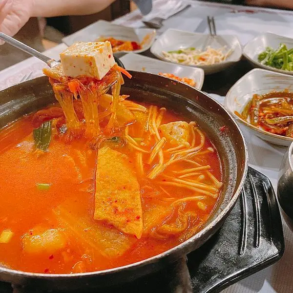 韓川館 - 連韓國人都喜愛的正宗韓式料理餐廳，多種類小菜、酥脆厚實海鮮煎餅，台北信義美食推薦