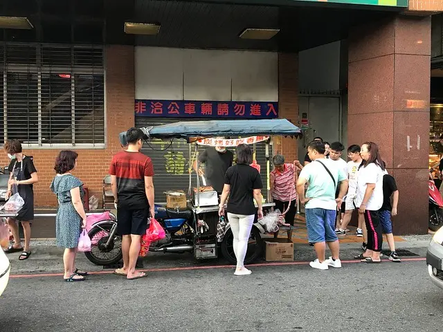 （新竹）一次開雙爐！大排長龍碳烤香腸　超人氣大腸包小腸加入滿滿蒜頭－城隍廟婆婆炭烤香腸