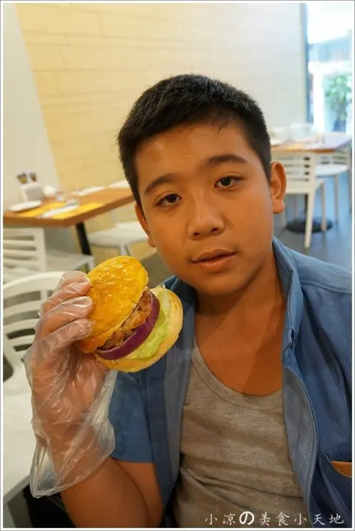 『台中。北區』What’s  Burger║藏身在一中商圈小巷の熱門美式饗宴。酥皮菠蘿和漢堡私奔了
