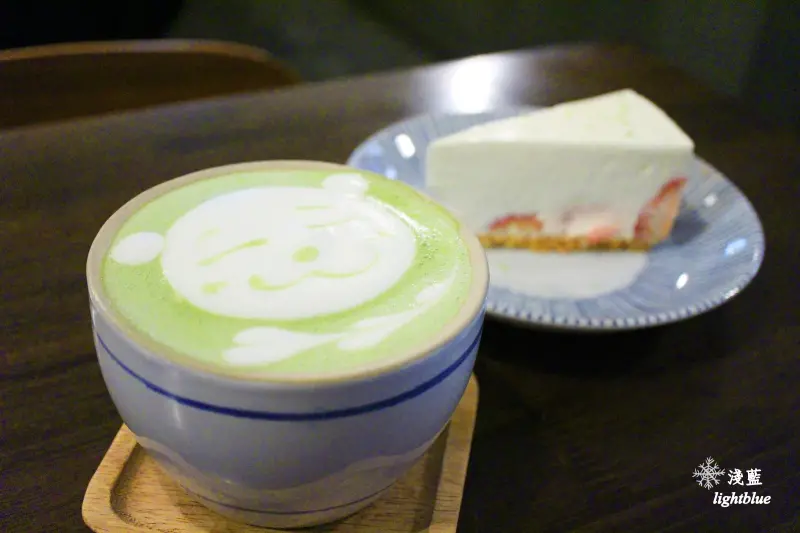 [ 中山站美食 ] 淺藍 × 坐坐咖啡 Zuò Zuò Cafe～驚喜的可愛立體小熊拉花抹茶牛奶