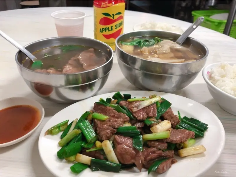 | 高雄美食 | 超軟嫩的牛肉一吃就上癮/鳳山排隊美食/潮州牛雜湯 (牛肉專賣店)