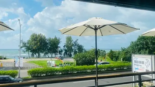 北海岸三芝海景餐廳！海豚咖啡低消150元，親子遊樂區超貼心。