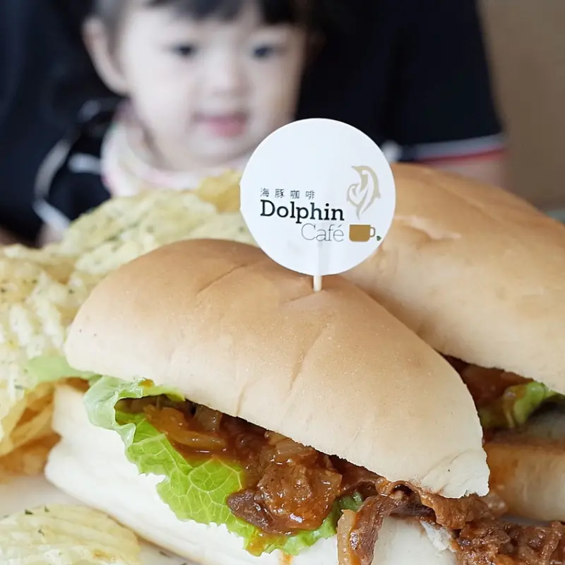 【好食分享】淡水三芝親子餐廳推薦，孩子的夢幻天堂大型室內遊樂設施、戶外大沙坑 海豚咖啡