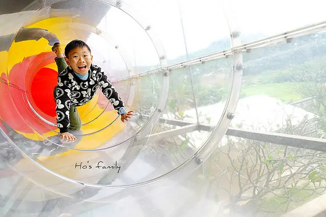 [北海岸親子景觀餐廳]透明天空廊道變身孩子秘密基地！多元遊具組合遊戲區、戶外溜滑梯大沙坑，看美景、溜小孩雙滿足～海豚咖啡