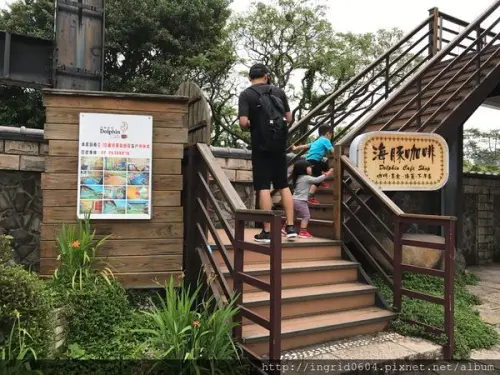 新北三芝 親子餐廳 很怕塞車 但是又蠻好玩的海豚咖啡