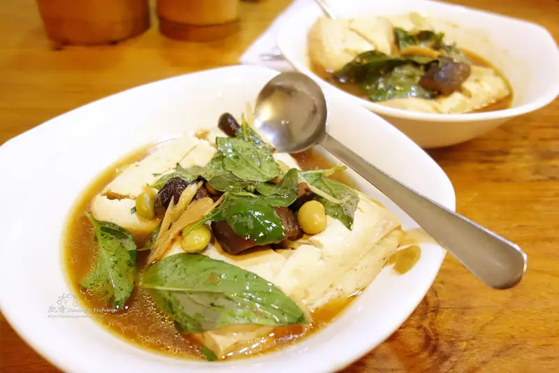 |中正區美食|南機場夜市美食+呷臭彈蒸臭豆腐素食+鮮菇道鹽酥天婦羅+碳烤三明治+八棟圓仔湯+玉米家烤玉米