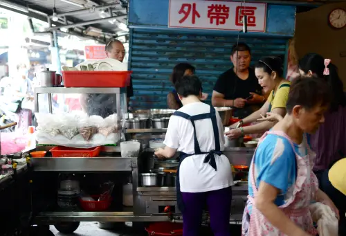 南機場夜市：品味親民美食，100元以內吃的飽足的在地居民的夜市