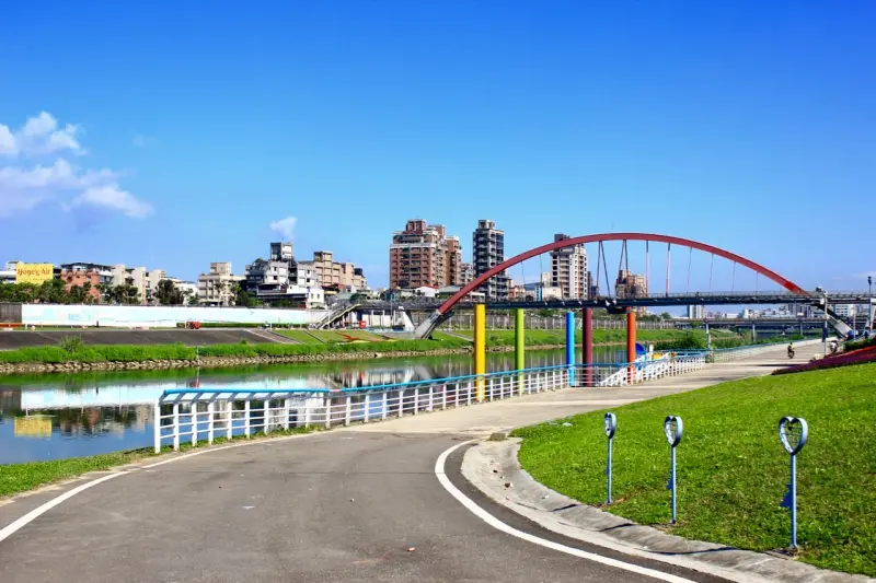台北松山「成美河濱公園左岸、彩虹河濱公園」：鎖住愛情的浪漫景點