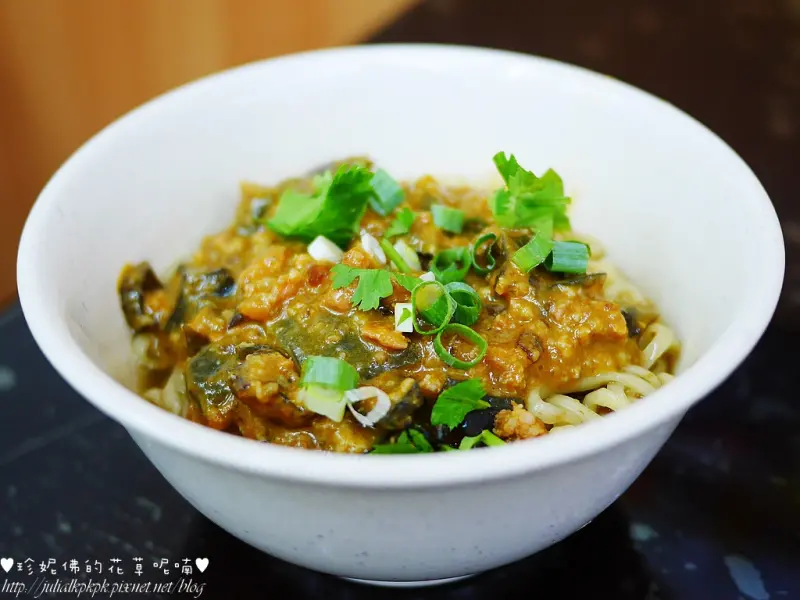 【新北-永和區】香辣帶勁口味獨特的紅油皮蛋麵「海爺四號乾麵秀朗店」