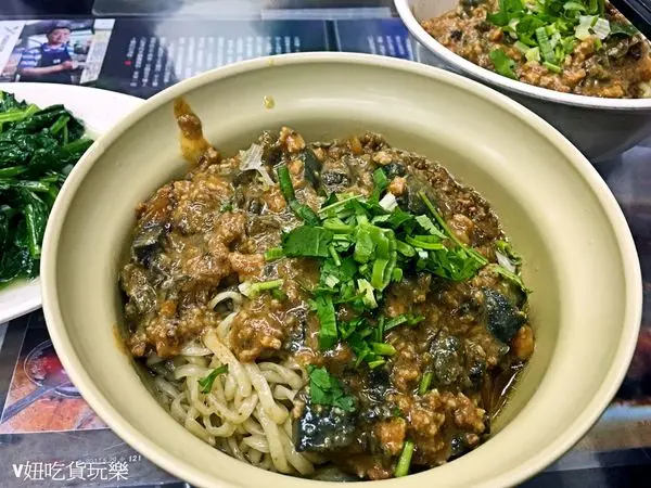 [永和] ❤ 海爺四號乾麵❤ 一吃就迷上的紅油皮蛋麵  / 永安捷運站 永和國小 三峽海爺四號乾麵