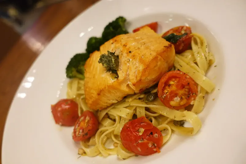 (胖樺食記)信義區推薦美食”1Bite2Go Café & Deli”/台北101世貿捷運站/聚餐包場約會餐廳/下午茶/商業午餐/紐約風格美式餐廳/漢堡/義大利麵/啤酒買一送一