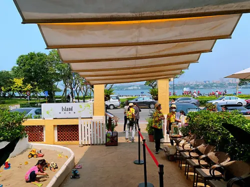 一秒來到峇里島，泰國菜超好吃，還有沙坑、現做氣球，根本親子餐廳