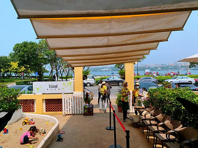 一秒來到峇里島，泰國菜超好吃，還有沙坑、現做氣球，根本親子餐廳