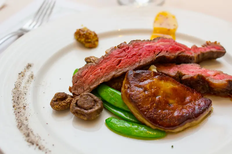 溫馨典雅‧低調簡約【雅室牛排 Steak Inn】