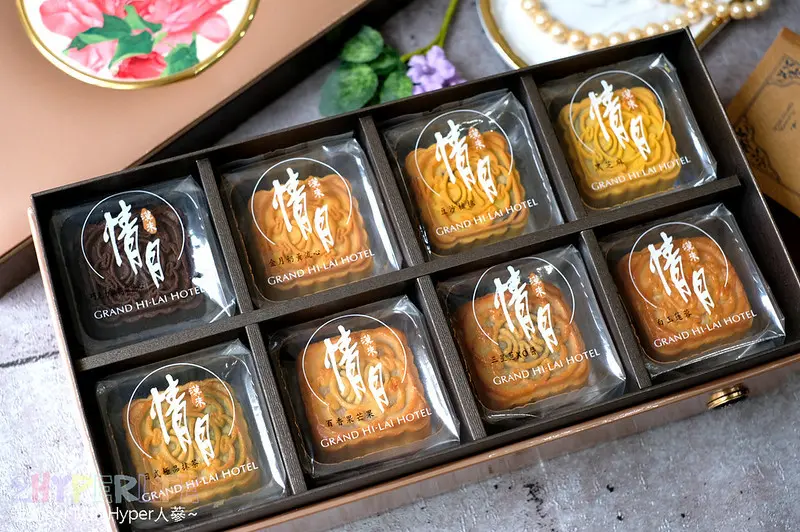 漢來情月風雅禮盒│內含八種口味月餅、蝶舞芳華包裝主題典雅又奢華，2019中秋月餅送這盒面子裡子都有啦！商城訂購8/15前享早鳥價喔～ @強生與小吠的Hyper人蔘~