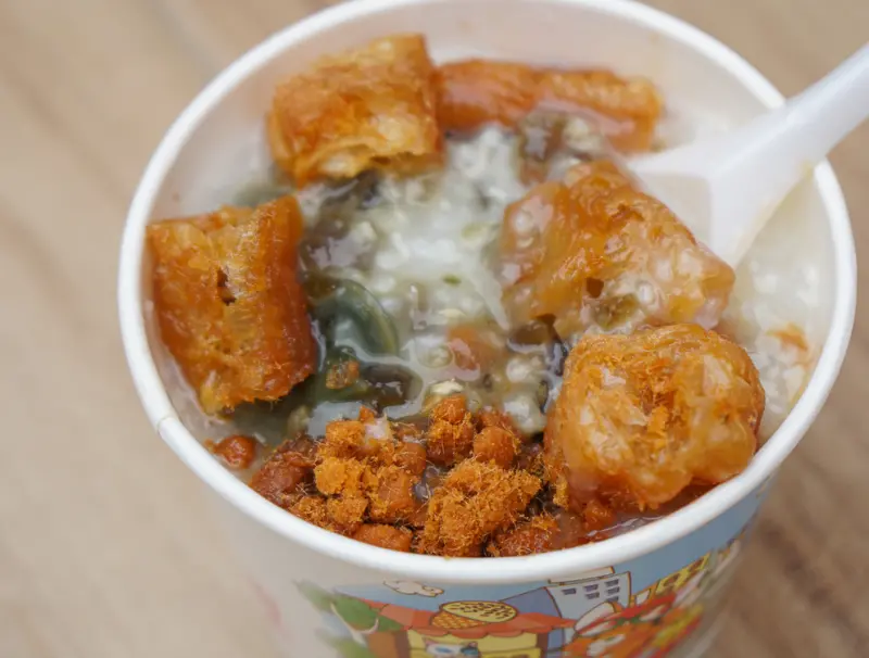 [台中北屯美食]日出廣東粥飯糰-早上六點開始排隊~銅板價料多廣東粥! - 美食好芃友