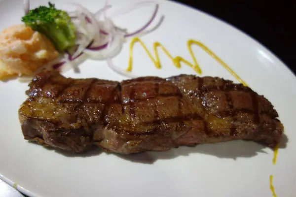 內湖超越原味炭烤牛排-內湖捷運站美食 非凡大探索推薦，平價消費享受PRIME級原味碳烤牛排