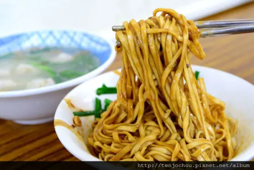 花花，甲飽沒【台北食記】老麵店 終於吃到傳說中的四醬麵！迪化街70年老店怎能不推薦！