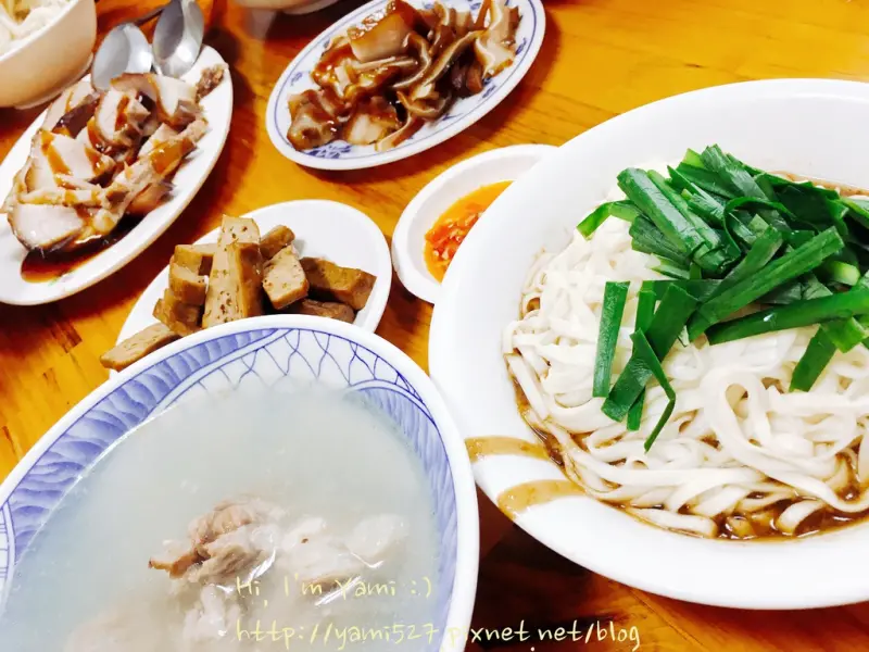 老麵店 ► 台北 大同區 ◄ 迪化街巷弄內在地人推薦必吃隱藏版美食 x 肉骨湯、乾麵和腿庫通通是必點流淚療癒美食