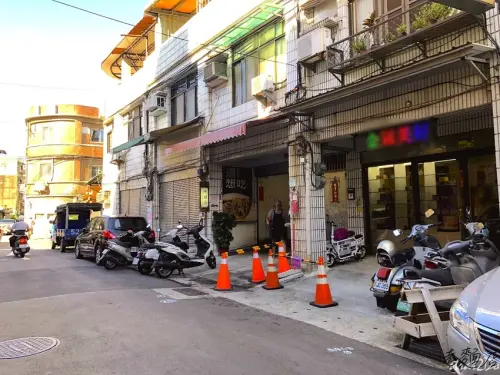 =台北美食＝大同區大稻埕『老麵店』／職人精神三種醬融合而成的乾麵／巷子裡的六十年老店